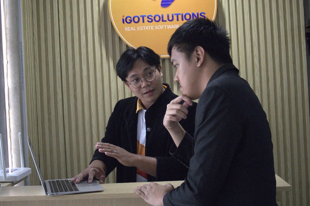 iGotSolutions developers collaborating at the Cebu office