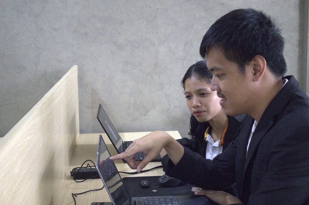 iGotSolutions developer working on custom software